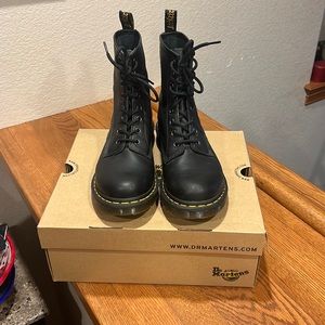 1460 W Black Standard Fit Nappa Dr. Martins women’s size 10